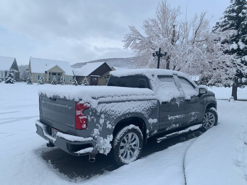 Grey Chevrolet Silverado 1500 / GMC Sierra 1500 with snow covering a flat Sawtooth Tonneau