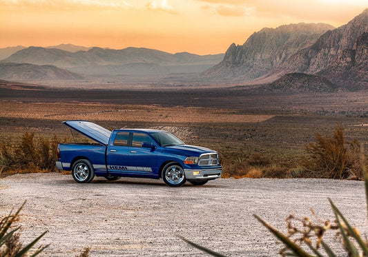 UNDERCOVER LUX Hard Tilt Tonneau Cover 5'10" Fits 2019-24 Silverado - North Sky Blue Metallic