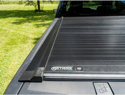 Retrax Hard Manual Retractable Tonneau Cover Black Matte 5.5 Ft Fits 2015-23 Ford F-150