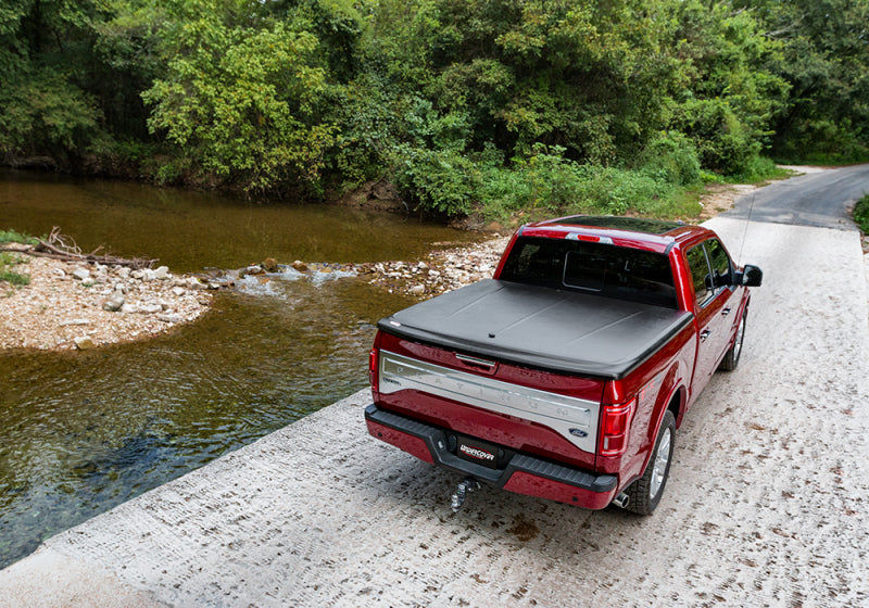 UnderCover SE Hinged Tonneau Cover 5'9" Fits 2019–24 Silverado