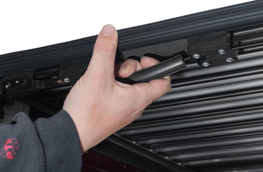 RETRAX Hard Manual Retractable Tonneau Cover Black Matte 6.5 Ft Fits 2019-2023 Chevrolet Silverado/GMC Sierra 1500