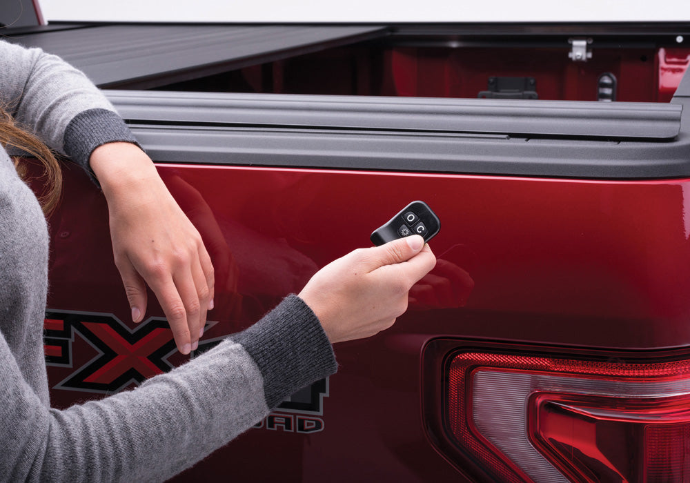 Retrax Hard Manual Retractable Tonneau Cover Matte Black 6 Ft Fits 2015-20 Chevrolet Colorado