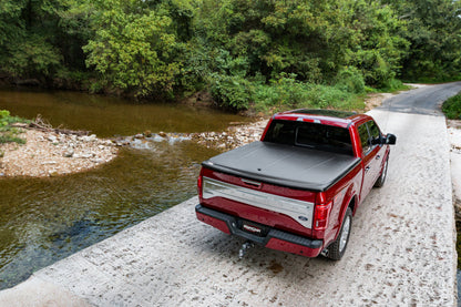 UnderCover SE Hinged Tonneau Cover 5'9" Fits 2014-18 Silverado